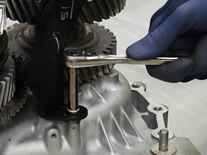 _Graphics/_Raster/TRSM0950_RemoveLubeTubeCapScrew 3.png _Graphics/_Raster/TRSM0950_RemoveLubeTubeCapScrew 3.png